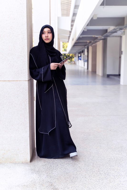 عبايات سوداء